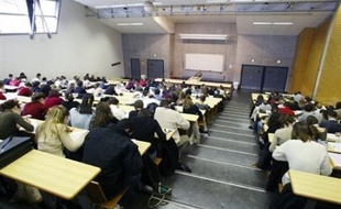 Les années 60 voient les générations nombreuses issues du baby-boom accéder de plus en plus massivement à l'université, un phénomène, parmi les sources de l'explosion de Mai 68, qui s'amplifiera jusqu'au milieu des années 1970.