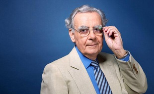 Bernard Pivot, journaliste et critique litteraire francais dans l'émission Semaine critique sur France 2