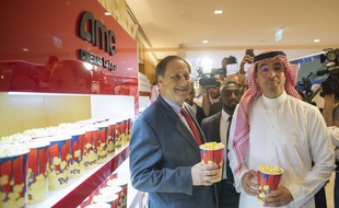(Photo officielle) du ministre de l'information du pays, accompagné du patron du groupe AMC, le 18 avril 2018.
