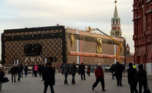 La malle Louis Vuitton sur la place Rouge à Moscou.