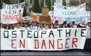 Plusieurs centaines de personnes, 400 selon la police, 500 selon les organisateurs, ont manifesté dimanche à Paris pour dénoncer la non-publication des décrets d'application de la loi "Kouchner" du 4 mars 2002 reconnaissant l'ostéopathie.