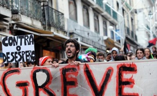 Troisième pays de la zone euro, après la Grèce et l'Irlande, à obtenir une assistance financière internationale, le Portugal a reçu en mai 2011 un prêt de 78 milliards d'euros en échange d'un programme de reformes, marqué par des mesures de rigueur sans précédent.