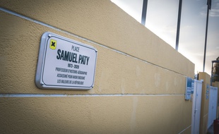 Une plaque hommage à Samuel Paty à Villeneuve-Loubet (Alpes-Maritimes).