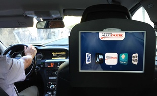 Un écran Mediasize à bord d'un taxi nantais.