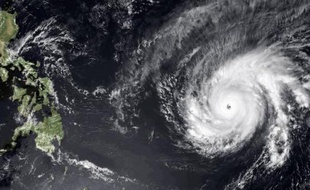 Image fournie par NOAA du super-typhon Maysak se dirigeant vers les Philippines, prise par le satellite MTSAT-2, le 31 mars 2015