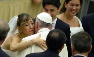Le pape François avec des jeunes mariés le 5 août 2015 lors d'une audience au Vatican