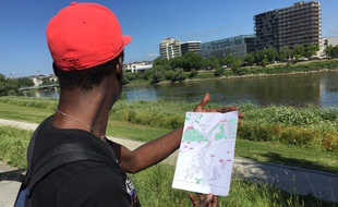 Un jeune migrant isolé avec son dessin.