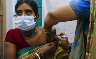 Un agent de santé administre une dose de vaccin Covaxin contre le Covid-19 à Garia, dans le district de South 24 Pargana, en Inde, le jeudi 21 octobre 2021.