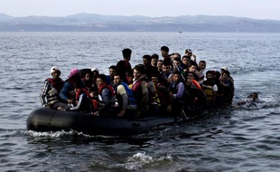 Réfugiés et migrants arrivent à bord d'un canot pneumatique le 9 septembre 2015 à Lesbos