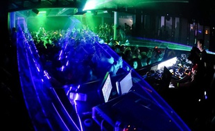 Un DJ et des clubbers. (Illustration)
