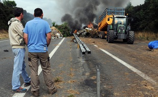 Des agriculteurs bloquent l'autoroute entre Morlaix et Brest, le 22 juillet 2015.