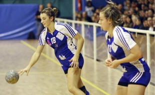 La Mérignacaise Lucie Bouchon, 19 ans, demi centre et internationale espoir (à g.).
