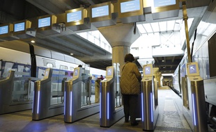 Des portiques d'embarquement en gare de Paris-Montparnasse.
