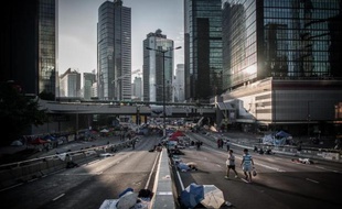 Des manifestants prodémocratie sur une route de Hong Kong au lever du jour, le 10 octobre 2014