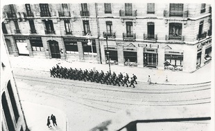 Défilé de soldats allemands sur le boulevard Edouard-Rey, à l'automne 1943.