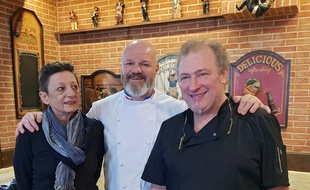 Le chef Etchebest entouré de Pascal et Marie-Claude, gérants du Lion des Flandres à Lesquin.