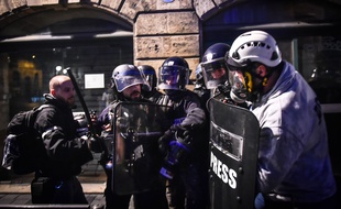 Des journalistes pendant l'acte 10 des «gilets jaunes».