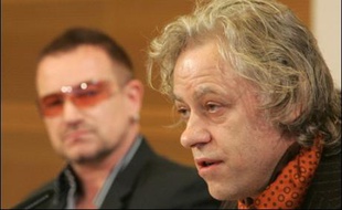 Les chanteurs irlandais Bono et Bob Geldof.