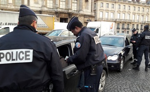 Vaste opération de prévention à propos des vignettes Crit'air, mardi 10 janvier 2016, place de la Concorde.