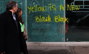 Une vitrine d'un commerce des Champs-Elysées cassée et taguée lors de l'«acte 3» de la mobilisation des «gilets jaunes» à Paris, le 1er décembre.