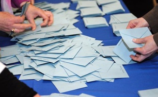 Le "Centre pour la France" (CpF), le label du MoDem pour les élections législatives, apporte son soutien à 400 candidats dont 25% n'appartiennent pas au Mouvement démocrate de François Bayrou, a-t-on appris mardi lors d'une conférence de presse à Paris.