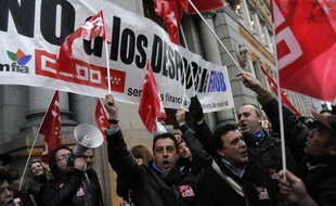 Des centaines de salariés des banques ont manifesté mercredi à Madrid et dans plusieurs villes d'Espagne pour dénoncer la mauvaise gestion d'un secteur aujourd'hui sinistré et la suppression de milliers d'emplois venant alimenter un chômage historique.