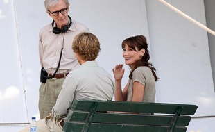 Carla Bruni et Owen Wilson, à Paris, le 28 juillet 2010 sur le tournage de «Midnight in Paris», de Woody Allen.