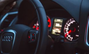 Un volant de voiture (illustration).