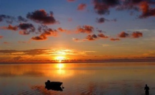 Un nouveau-né vivant, encore lié à son placenta, a été découvert par des baigneurs sur une plage peu fréquentée de l'île de Tahiti, dans la commune de Hitiaa, en Polynésie française, a-t-on appris lundi des services hospitaliers.