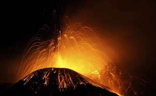 De la lave en éruption sur l'Etna (Sicile) le 12 avril 2013.