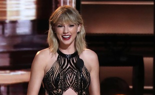 Taylor Swift lors des CMA Awards Show