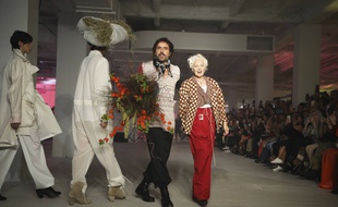 Adreas Kronthaler et Vivienne Westwood, après leur défilé de la Fashion week, à Paris, le 28 septembre 2019.