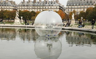 L'installation de Vivien Roubaud (gal. Fabienne Leclerc In Situ) dans le jardin des Tuileries pour cette édition 2015 de la Fiac.