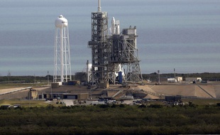 Une fusée Falcon 9, de la société Space X, parée au décollage le 18 février dernier à Cap Canaveral (Floride).