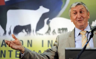 L'ancien président de la Fédération nationale des syndicats d'exploitants agricoles (FNSEA), Jean-Michel Lemétayer, est décédé brutalement mercredi en Ille-et-Vilaine, victime d'un accident cardiaque, révèle Ouest-France, une information confirmée par le ministre délégué à l'Agroalimentaire.