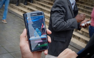 Un joueur de "Pokemon GO" à Bruxelles.