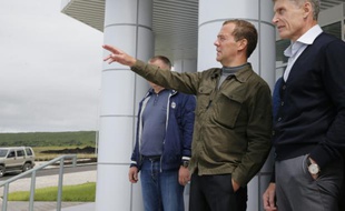 Le Premier ministre russe, Dmitri Medvedev (C), et le gouverneur de la région de Sakhaline, Oleg Kozhemyako (D), le 22 août 2015, lors de la visite de l'île Iturup, l'une des quatre îles russes des Kouriles du Sud