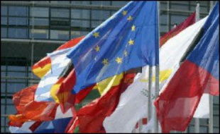 La Commission européenne devrait confirmer mardi l'élargissement de l'Union européenne à 27 au 1er janvier prochain, en confirmant l'entrée à cette date de la Bulgarie et de la Roumanie qui resteront toutefois sous surveillance.