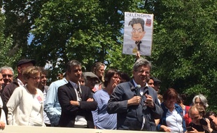 Jean-Luc Mélenchon sur une péniche sillonnant le Canal du Midi, le 5 juin 2017, à Toulouse.