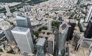 Vue aérienne du quartier d'affaires de la Défense, à côté de Paris, siège de nombreux grands groupes.