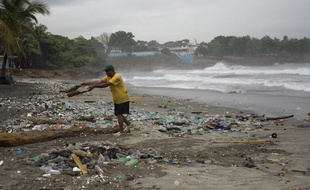 Un pêcheur en République dominicaine, après le passage de l'ouragan Matthew.