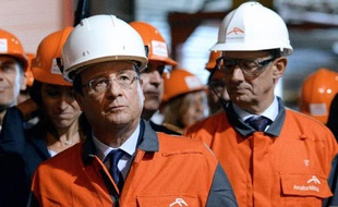 Le président François Hollande (g) et le directeur du site ArcellorMittal de Florange, en Moselle, Jean-Claude Blanchard, lors d'une visite le 26 septembre 2013