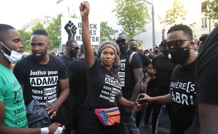 Assa Traore, la soeur d'Adama Traore, lors de la manifestation non déclarée à laquelle ont participé 20.000 personnes