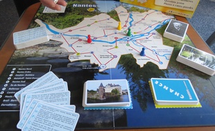 Le jeu de plateau se joue en équipe et avec un dé. La partie débute sur la case correspondant à la commune de son choix.