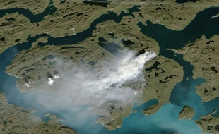 Un image satellite du Groenland, prise le 3 août 2017, montre un incendie.
