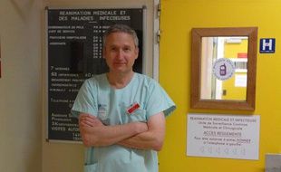 Le professeur Michel Wolff, chef du service de réanimation médicale et infectieuse de l'hôpital Bichat-Claude Bernard AP-HP prend en charge des cas graves de grippe A (H1N1).