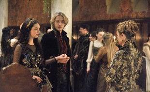 Adelaide Kane, Toby Regbo et Megan Follows dans «Reign».