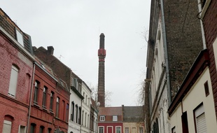 La cheminée d'une ancienne usine Cavrois-Mahieu, à Roubaix, dont la démolition a déjà commencé. (Archives)