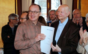Le réalisateur Philippe Faucon reçoit le Prix Louis-Delluc des mains de Gilles Jacob, président du jury, pour son film "Fatima" le 16 décembre 2015