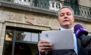 Le secrétaire général du TAS Matthieu Reeb lit la sentence de la Cour d'appel visant Michel Platini, le 11 décembre 2015 à Lausanne